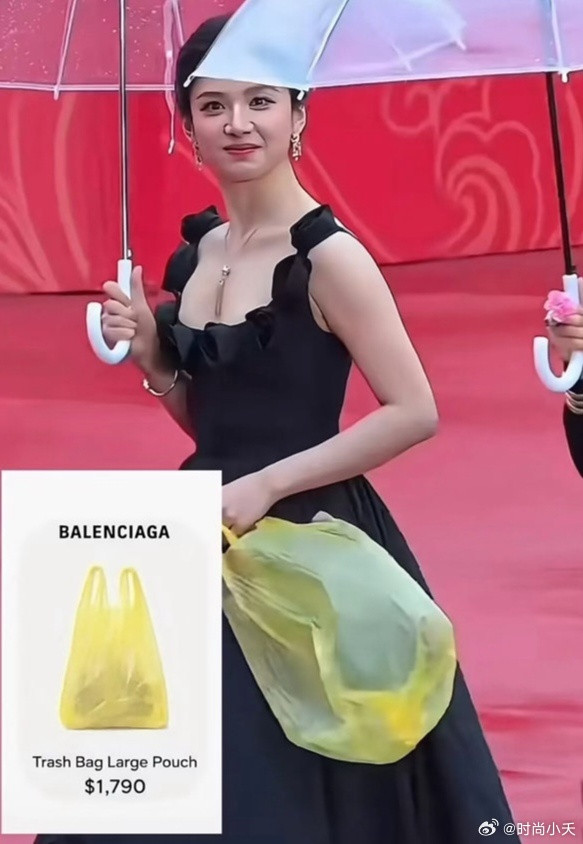 张婧仪也觉得手里的垃圾袋不值当吧！看这小嘴撅的