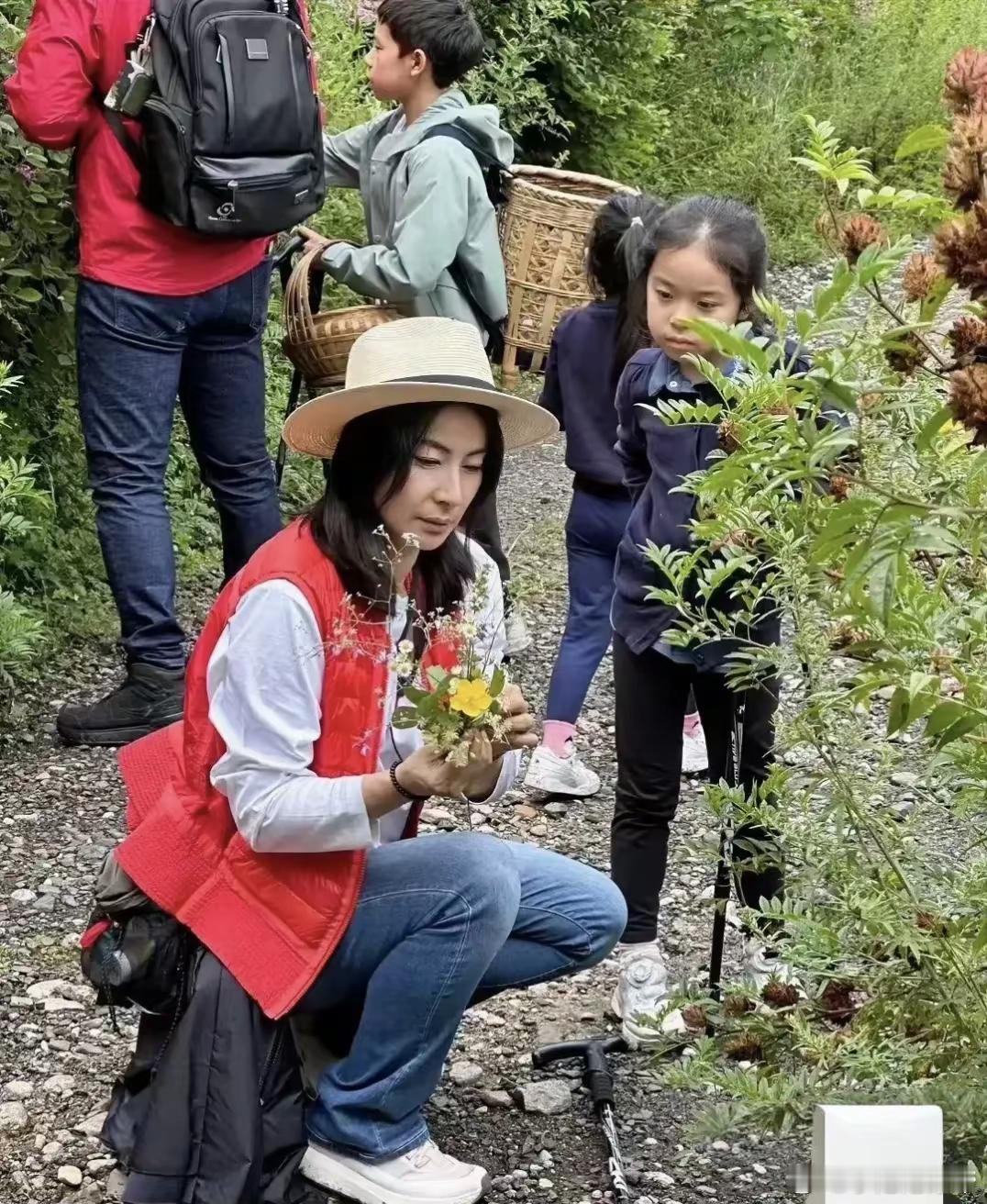 43岁郭晶晶和家人出游，入住四合院民宿，打扮低调！！！​​​