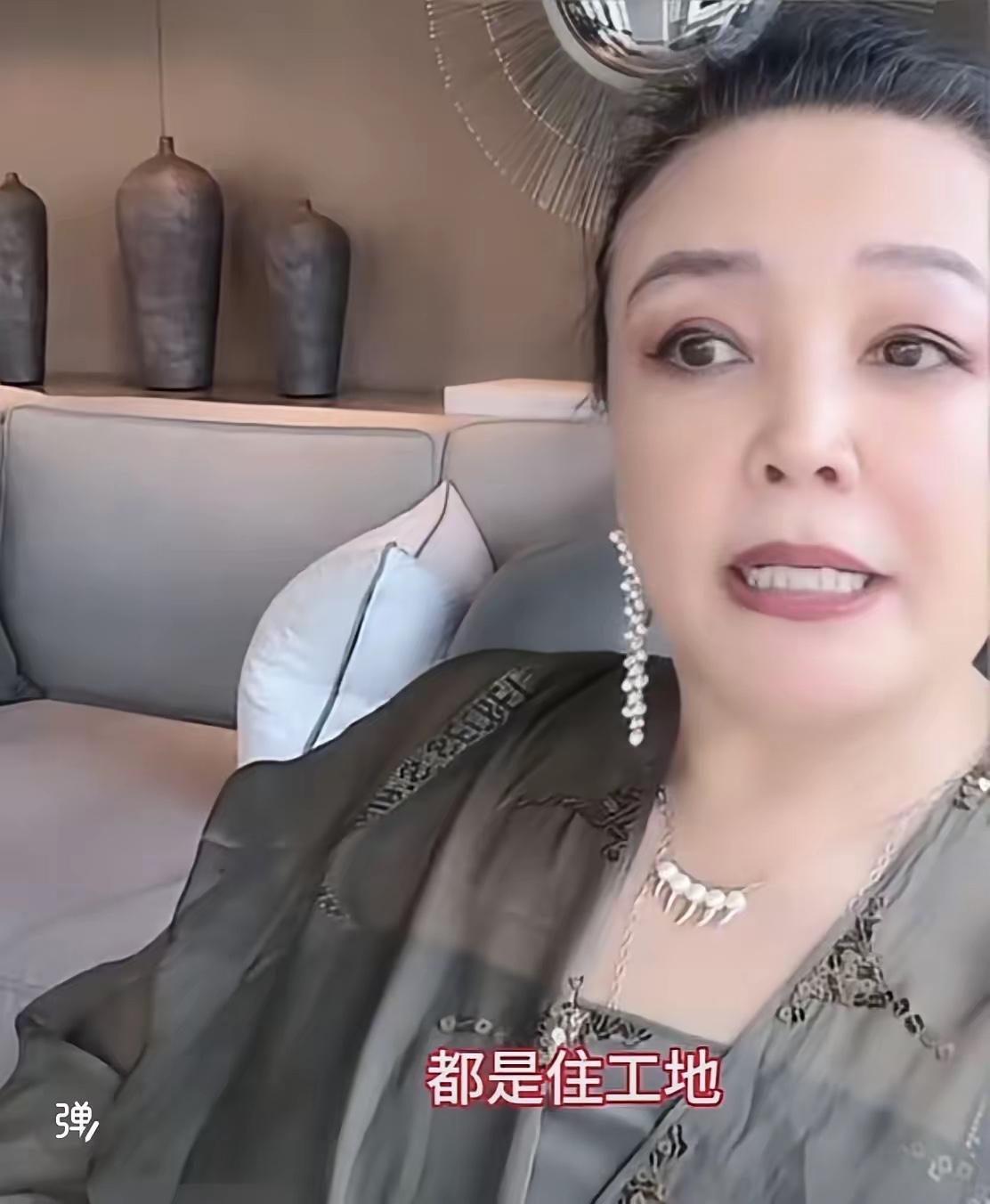 张兰说：在黑暗中相信光，在困境中相信希望，在没有路的地方寻找方向，砥砺前行。虽然