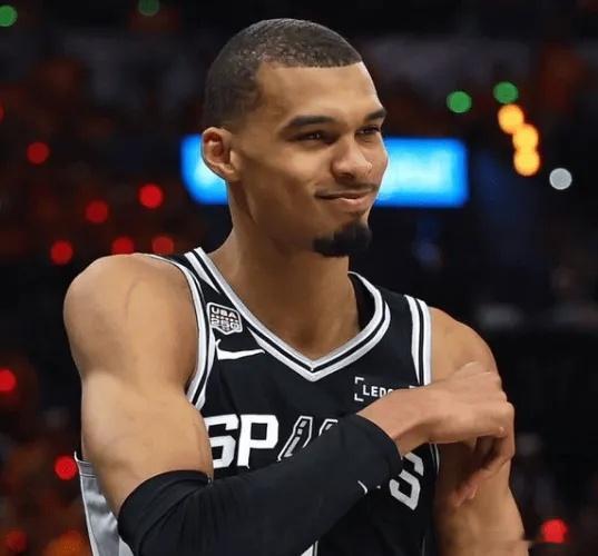 【NBA总决赛燃情之夜！马刺逆袭，115-111力克尼克斯，大比分改写为1-2?