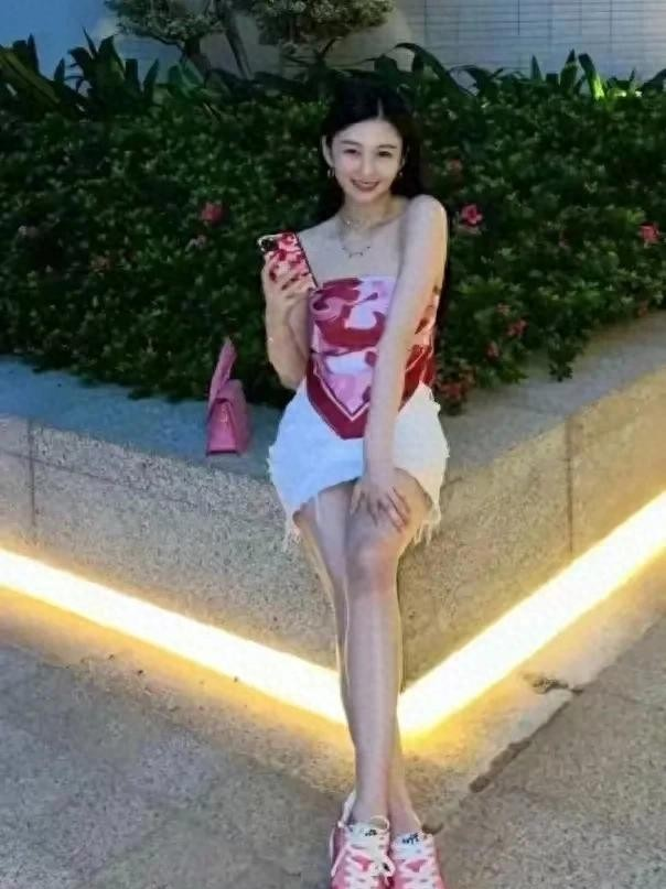 邱淑贞女儿沈月颜值爆表！粉色抹胸秀身材，甜美笑容与邱淑贞神似