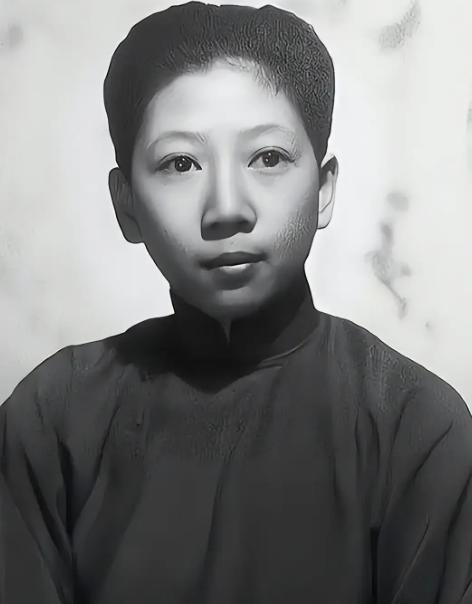 1994年，孔令伟去世，其姐孔令仪为她脱去男装，换上旗袍，画上淡妆，随后低头啜泣