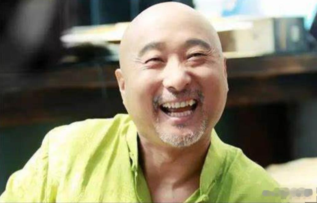 1973年，“黄世仁”陈强提着两瓶好酒，来到“喜儿”田华家，求田华，“田华啊，你