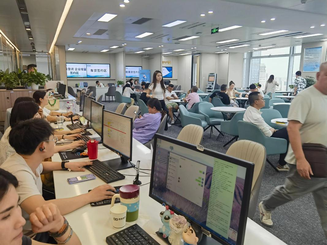 人到中年，最大的清醒，是学会忍下脾气，藏起锋芒。说真的，谁中年不是一边咽委