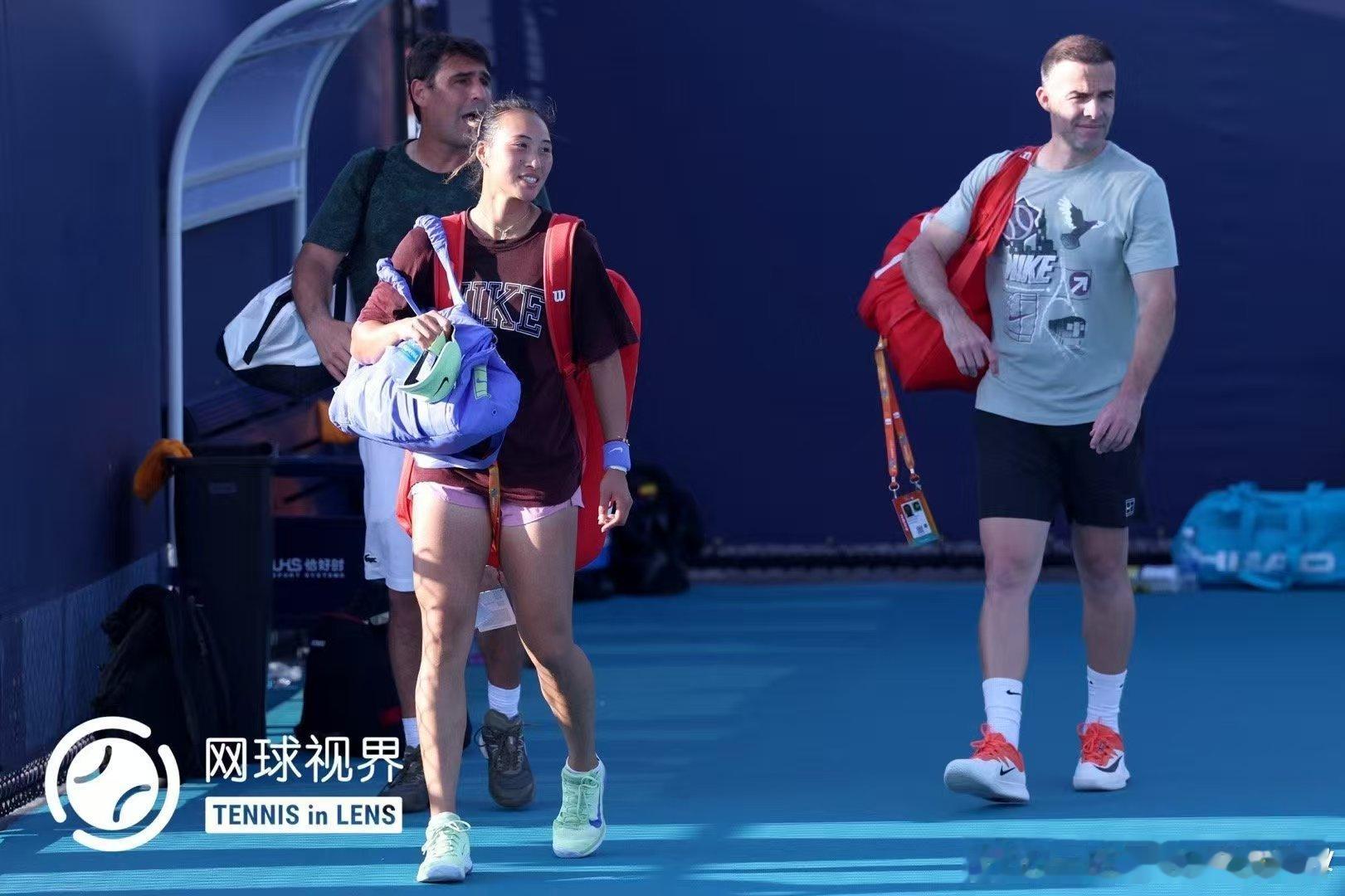 为了对付“双巴”——萨巴+莱巴，郑钦文将教练阵容调整为针对性的“双巴”配置——里