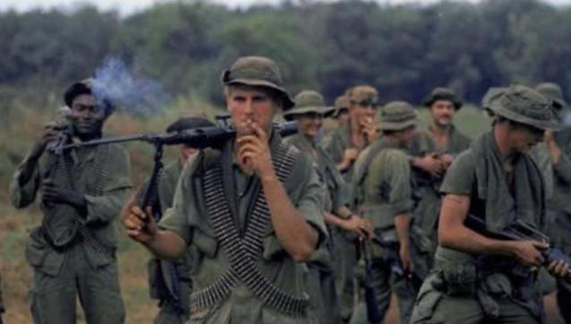 1968年，越战期间，一名年轻的美军士兵搜索游击队时，偶然发现一位母亲正在给她的