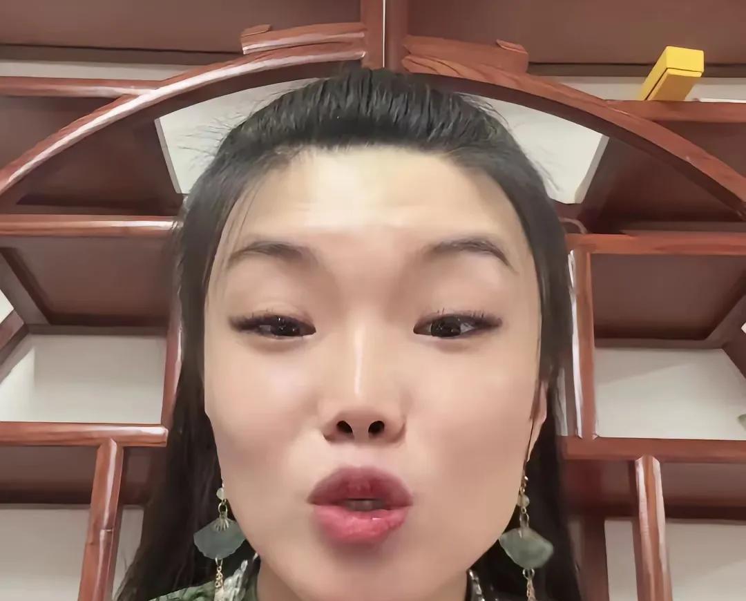 相声圈新的战神出现了。就是相声演员张伯鑫的妻子，在直播间连珠炮的怒骂郭德纲。