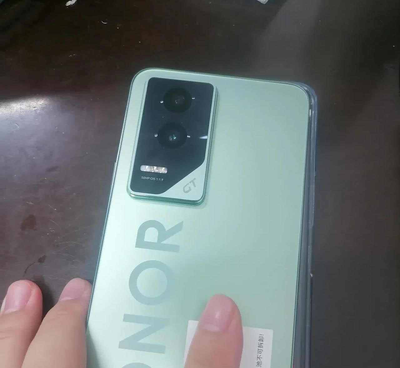 自从用了荣耀手机后就特别喜欢用了，现在我们全家用的都是荣耀手机。现在使用的手