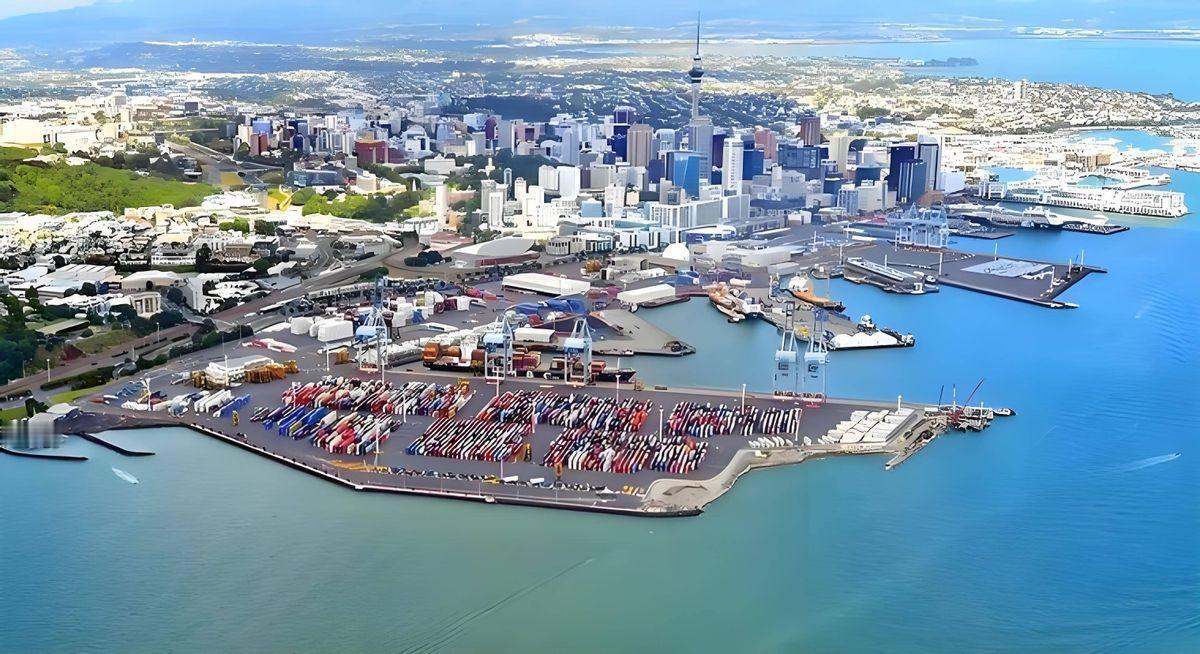 新加坡估计怎么也想不明白。新加坡几十年靠马六甲海峡稳赚转口费，东南亚货物想去中