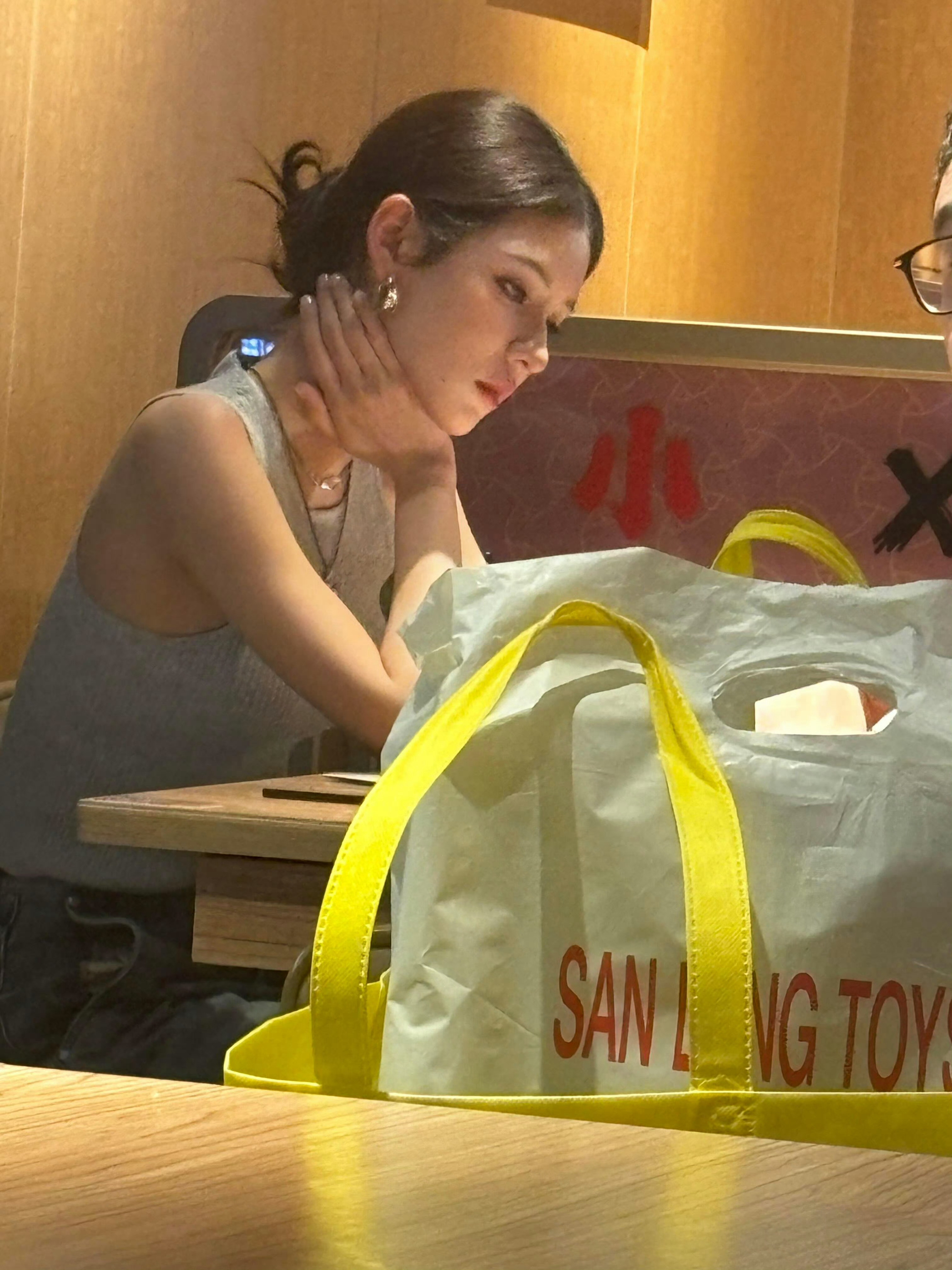 远远看去一张脸上全是五官（张予曦