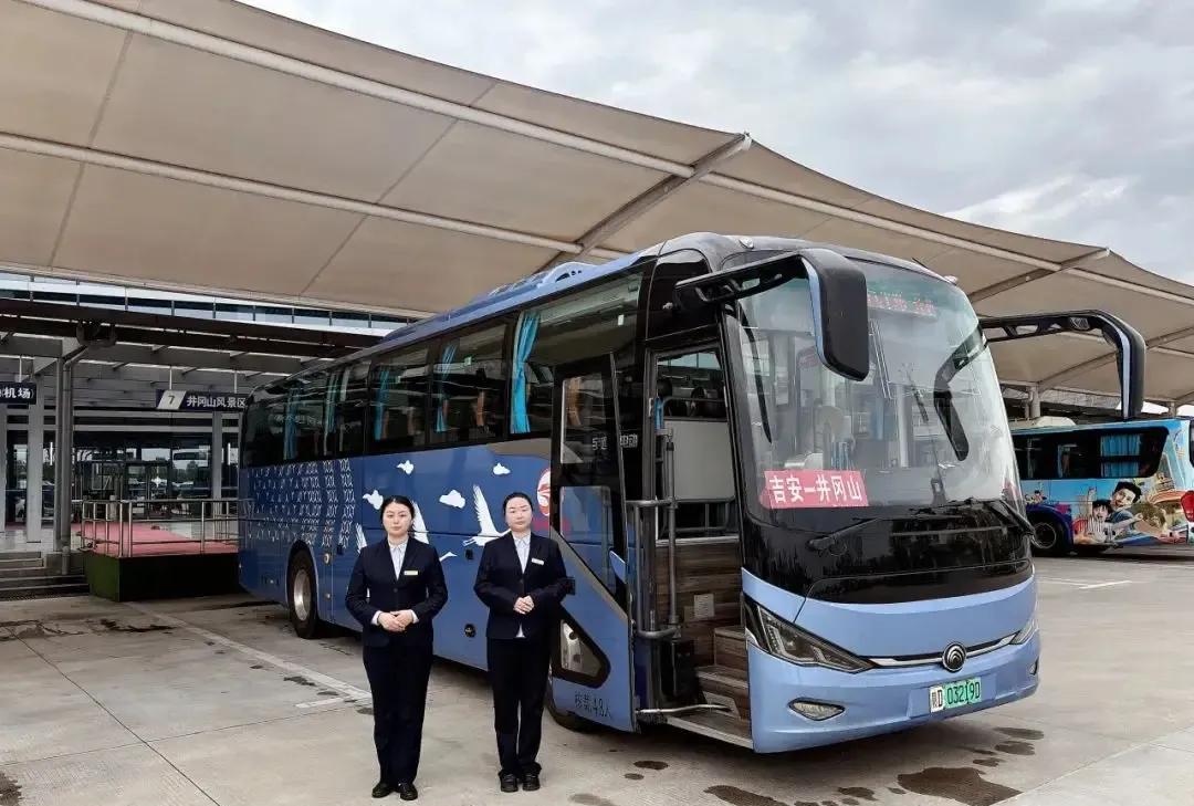 早几天从吉安坐汽车去井冈山机场，车上除了司机就我们两个顾客，每个人票价才20元，