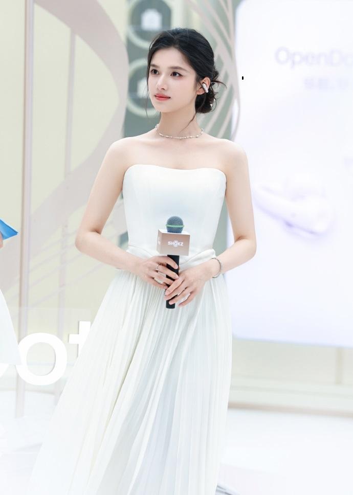 今天张婧仪在出席时尚活动的时候搭配了一件白色的裙子，看上去年轻又迷人，气质超好。