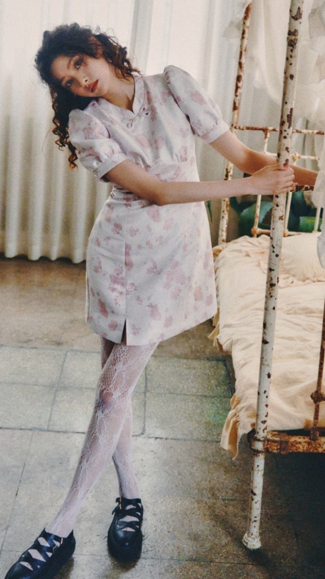 张艺上少女写真精选，百变丝袜美腿造型美图集。张艺上