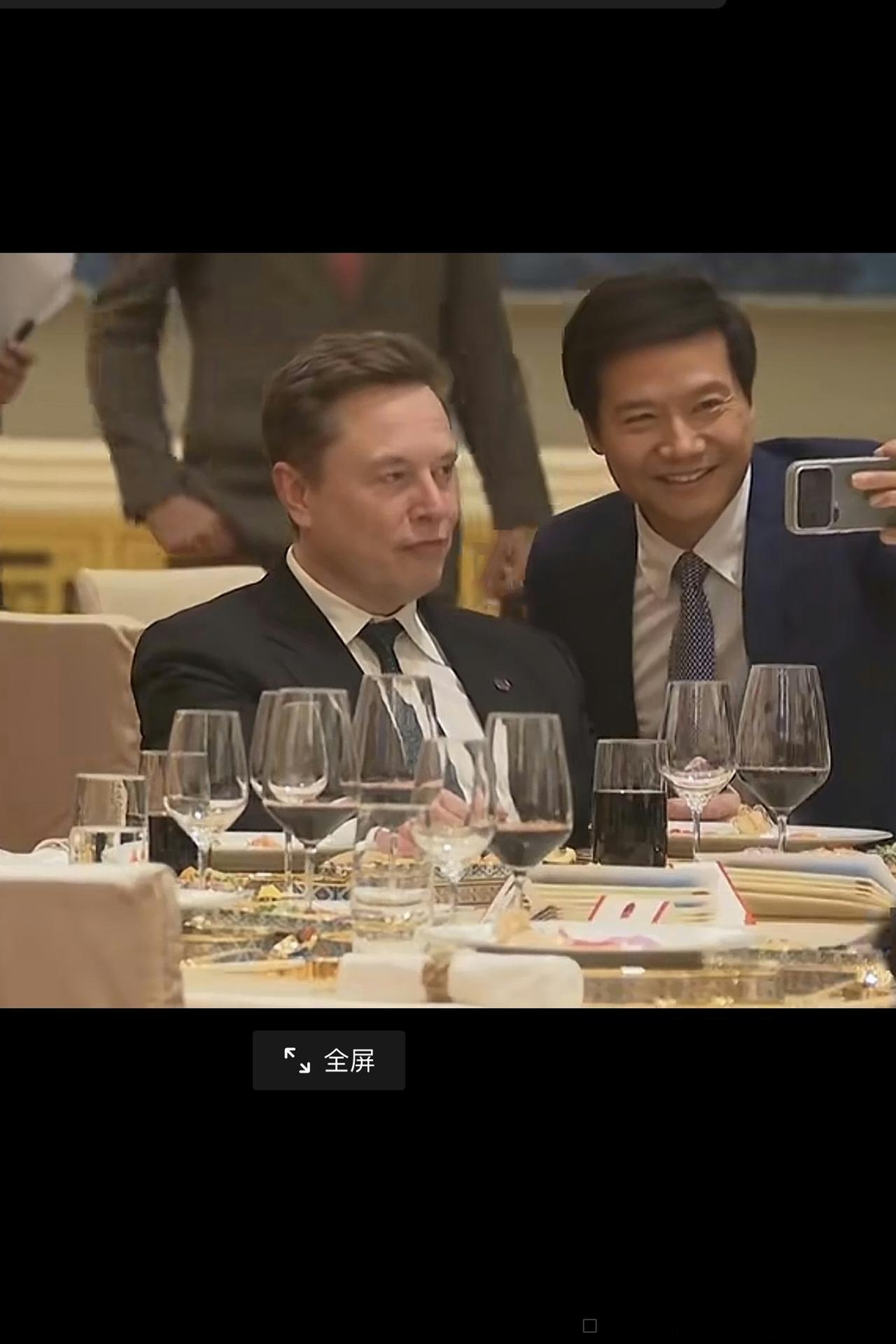 不知大家发现没有：昨晚在欢迎美国客人的国宴开始前，参加国宴的雷军主动找到坐在另一