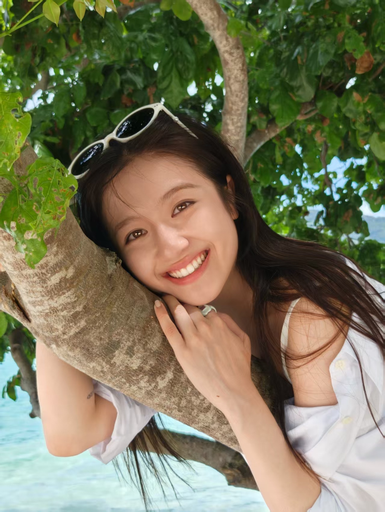 李兰迪条纹泳装从青涩少女到气质女神的蜕变肉眼可见，条纹泳装勾勒出健康紧致曲线，