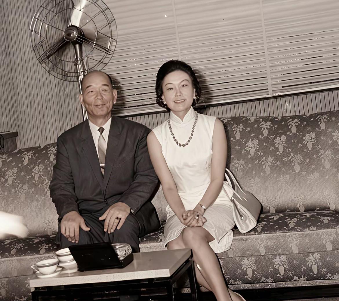 20世纪60年代，照片中的人物是陈香梅女士与胡琏将军。陈香梅女士是美国空军陈纳德