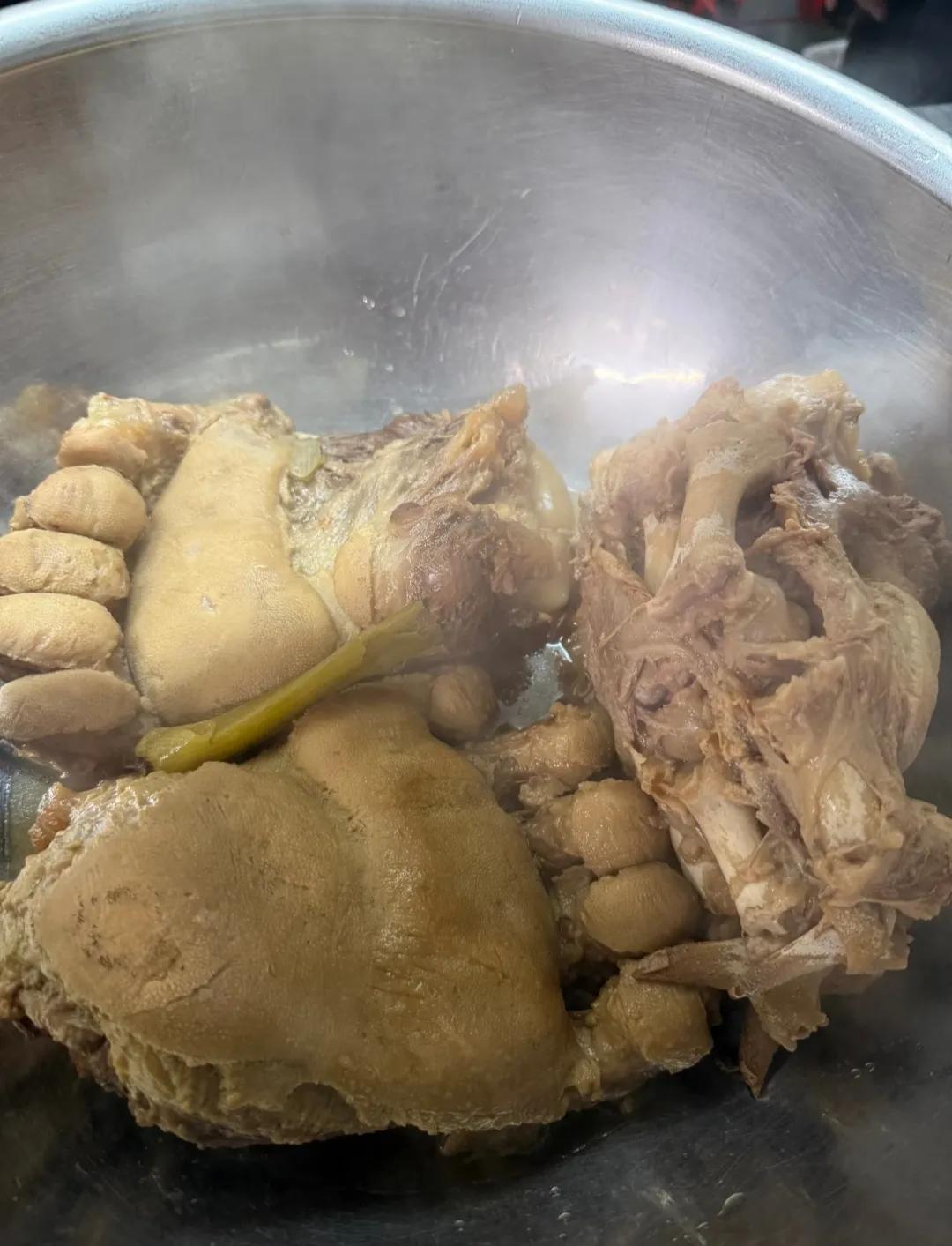 一位在日本工作的网友发的，说整天吃这个都吃腻歪了，难道这玩意儿在当地像咱们吃猪蹄