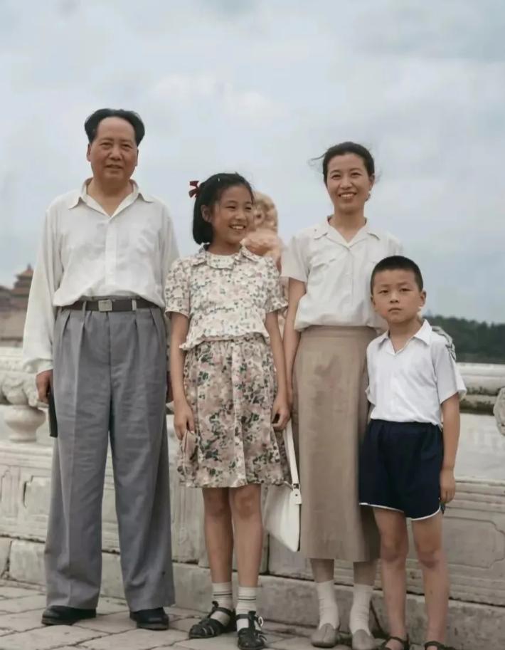 1951年，毛主席一家四口的合影，11岁李讷长得真快，都到父亲肩头了，反观