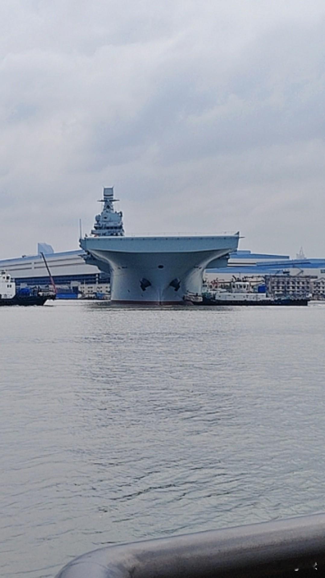 【霸气！！！076完成坞内保养和栖装作业正式出坞，与075海南舰并排停靠，气势磅