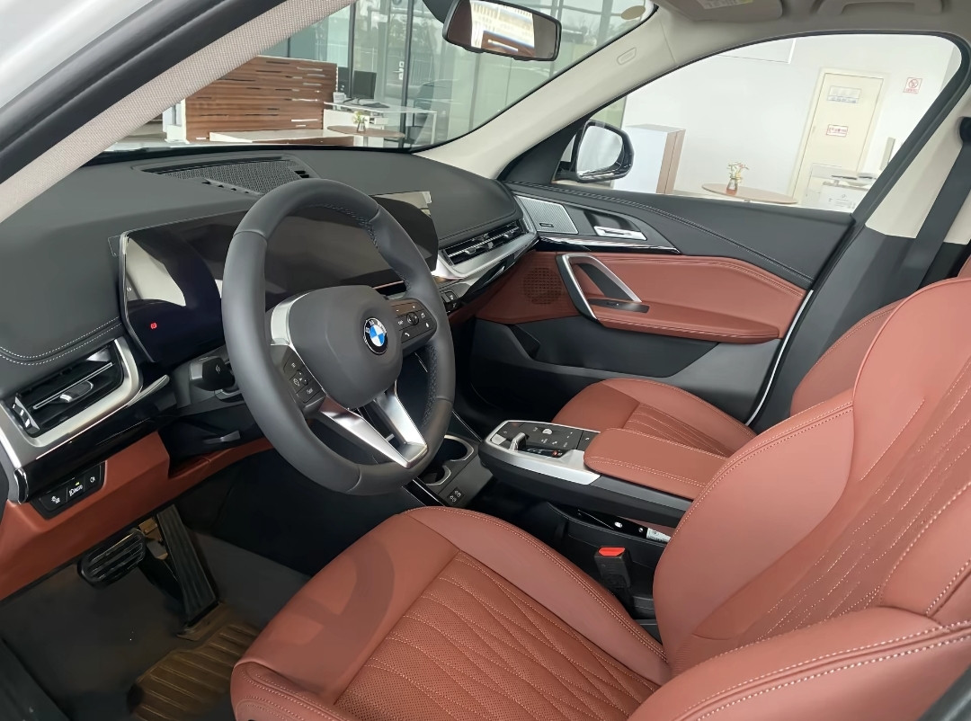 宝马X1最近体验了一次，跟着介绍，体验的也比较仔细。重点看了这台车的外观内饰，聊