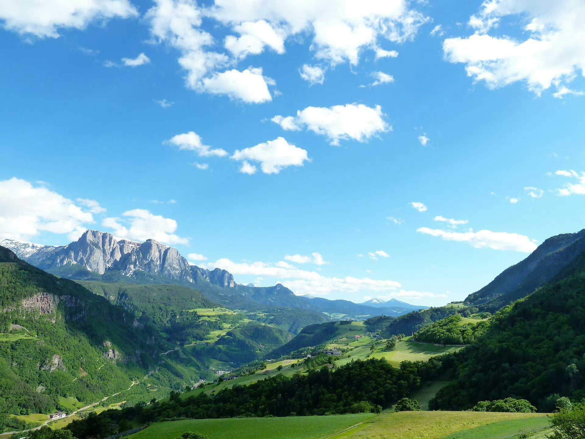 相逢已是上上签，何须相思如流年，即便此生不复见，相伴一程已心安，花开花落终有时，
