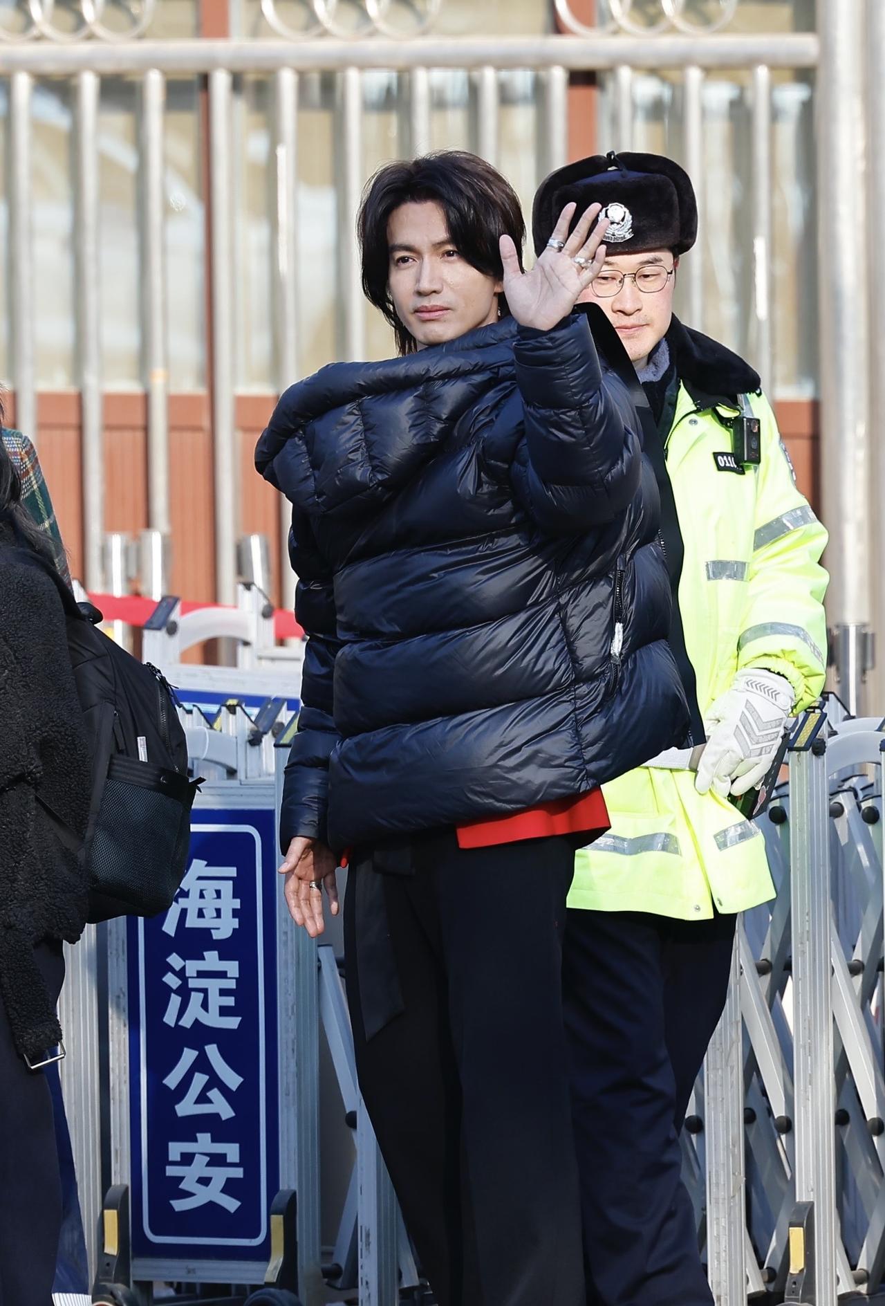 近日，言承旭现身北京，参加春晚彩排下班照，49岁的他，这状态真的好nice啊。