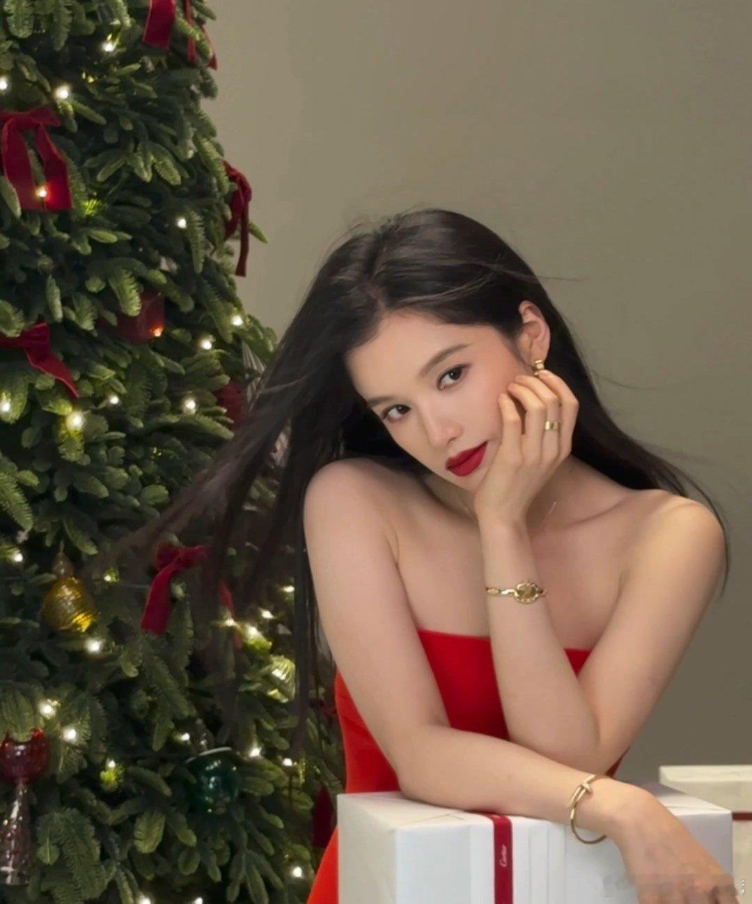 张婧仪好大气的骨相，长发红唇锁骨美人多演现偶吧姐姐