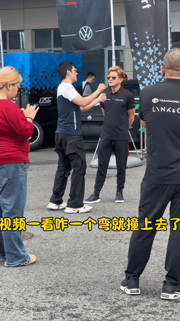 李治廷穿着那么厚底的鞋，也没有比郭富城高多少呢！1.75的身高估计水分也不少！6