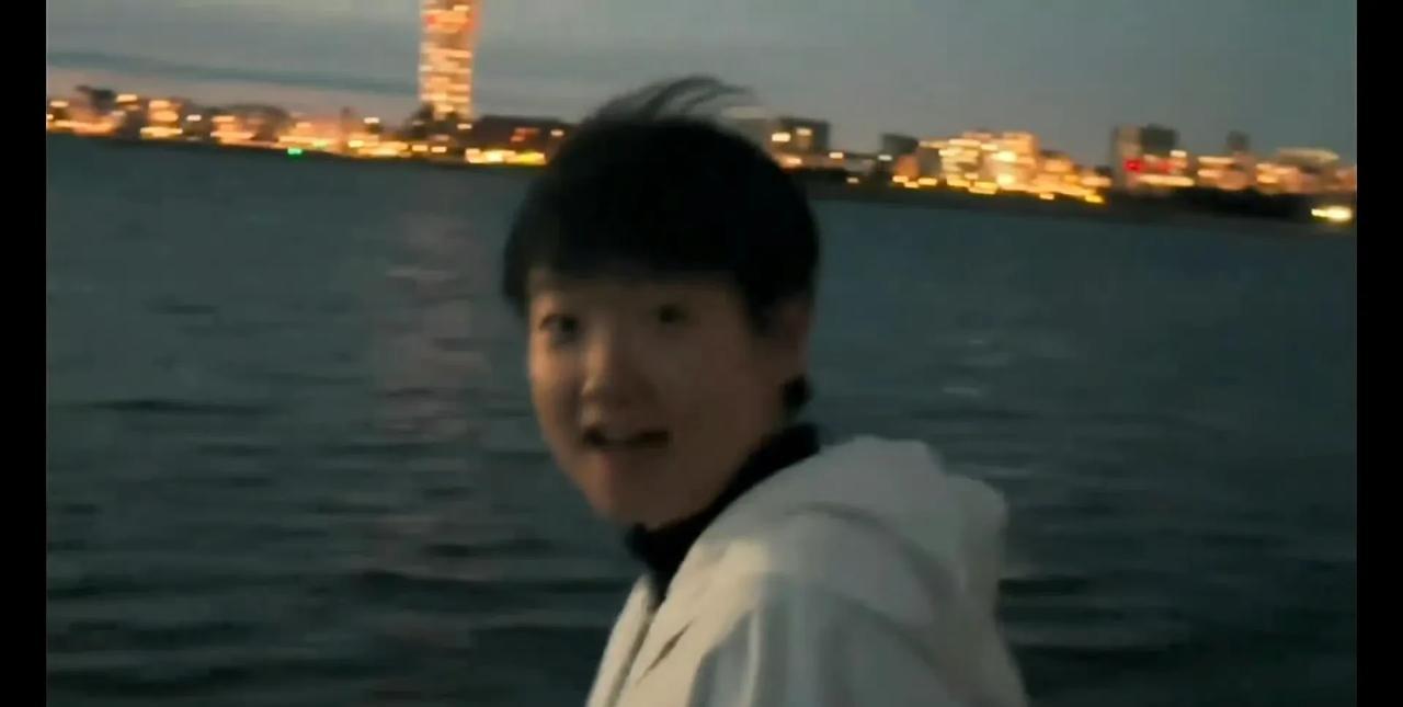 顺序是这样的，莎莎想去看夕阳，球迷就在评论区分享夕阳，然后莎莎发抖音把她看到的夕