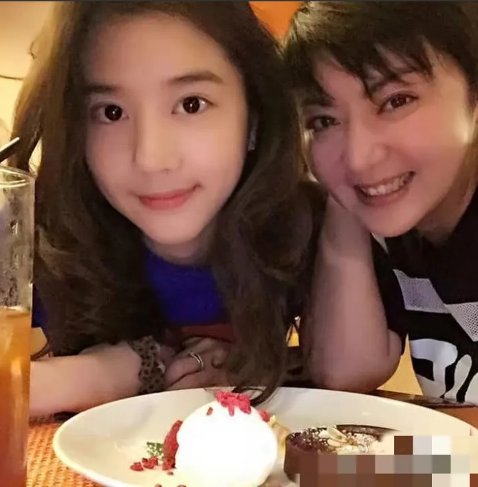 李凯馨妈妈要哭了！她哭不仅仅是因为女儿不争气，惹出这么大的祸事，而且因为女儿的