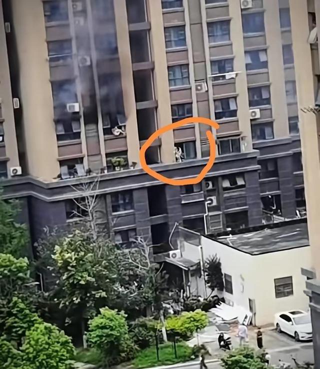 连云港火灾有个细节挺可惜，隔壁单元三楼有个大姐想顺着外墙平台绕过去救人，被消防员