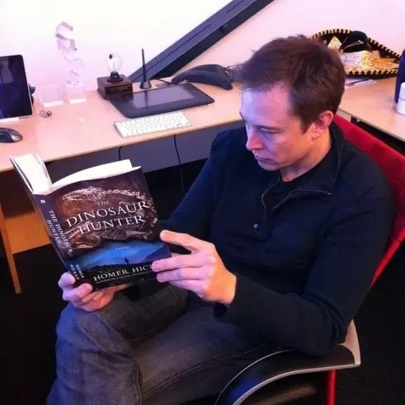 埃隆年少时最鲜明的特质，便是对阅读近乎痴迷的狂热。他似乎时刻手不释卷。弟弟金巴尔