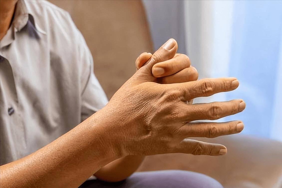 脑部血栓，手脚先知？手脚一旦出现4种异样，脑梗或已悄然临近脑部血栓，又称脑梗