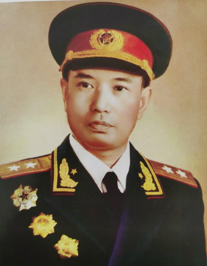 平津战役中，41军军长吴克华率部包围了傅作义的第104军。有一天，吴克华带领指挥