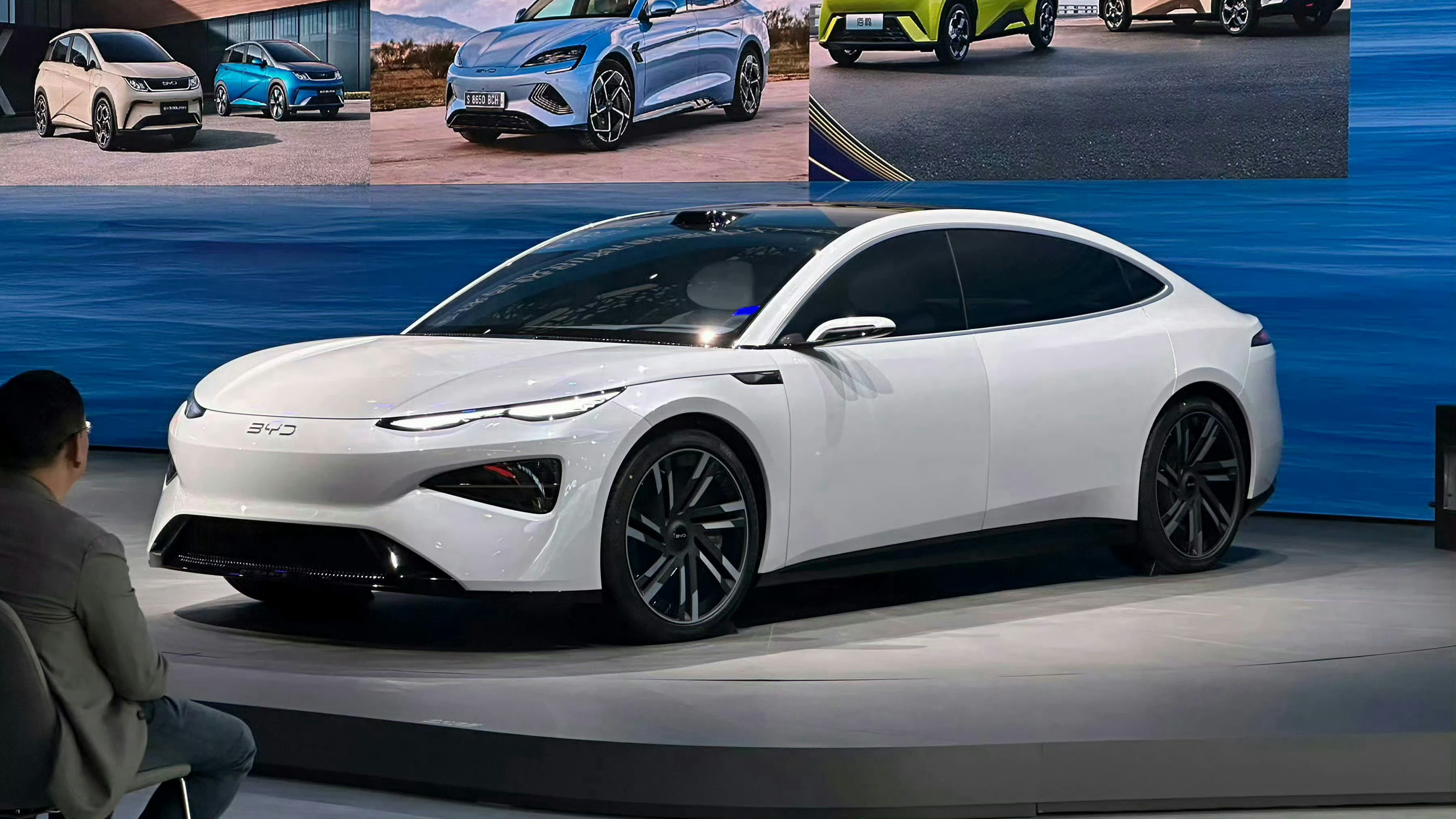 比亚迪海豹08实车亮相对比一下之前的概念车，还原度还是很高的，可以打个高分