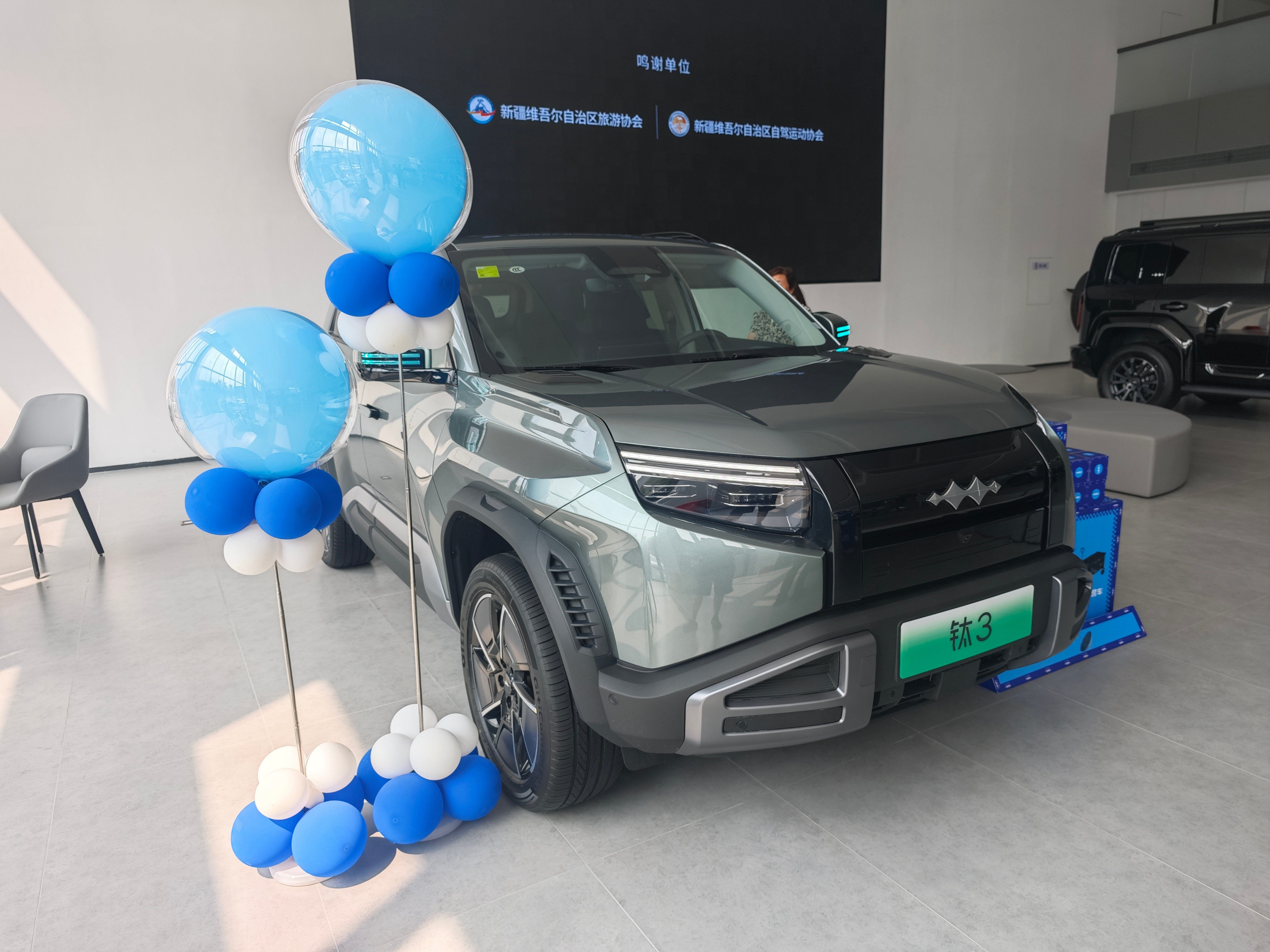 翻手机相册，翻到了假期的时候陪着家人去看比亚迪和方程豹的照片。我们的北方小城，比