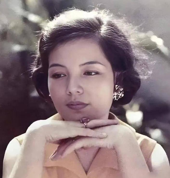 1964年，琼瑶离婚后，做了平鑫涛的情妇。平鑫涛的妻子哭着求她，把丈夫还给自己，
