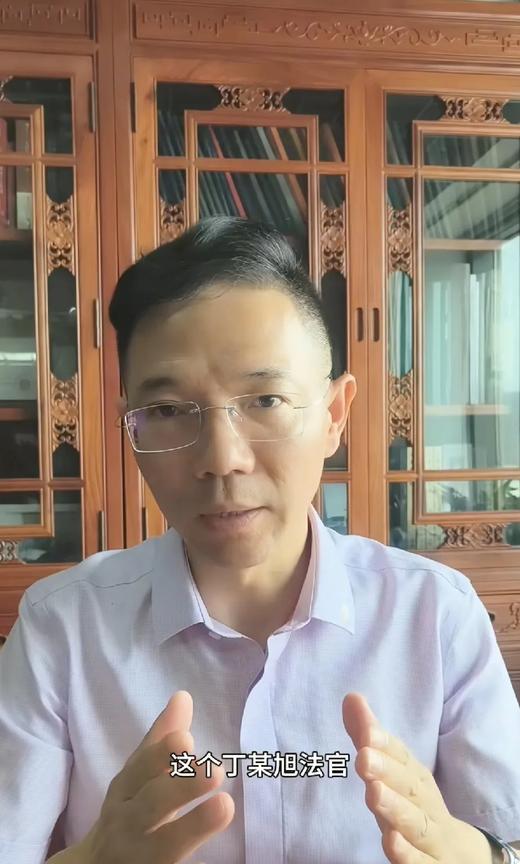 丁某旭休庭时向李圣律师解释为什么要让被告们戴口罩，他说是为了防止传染病，李圣一点