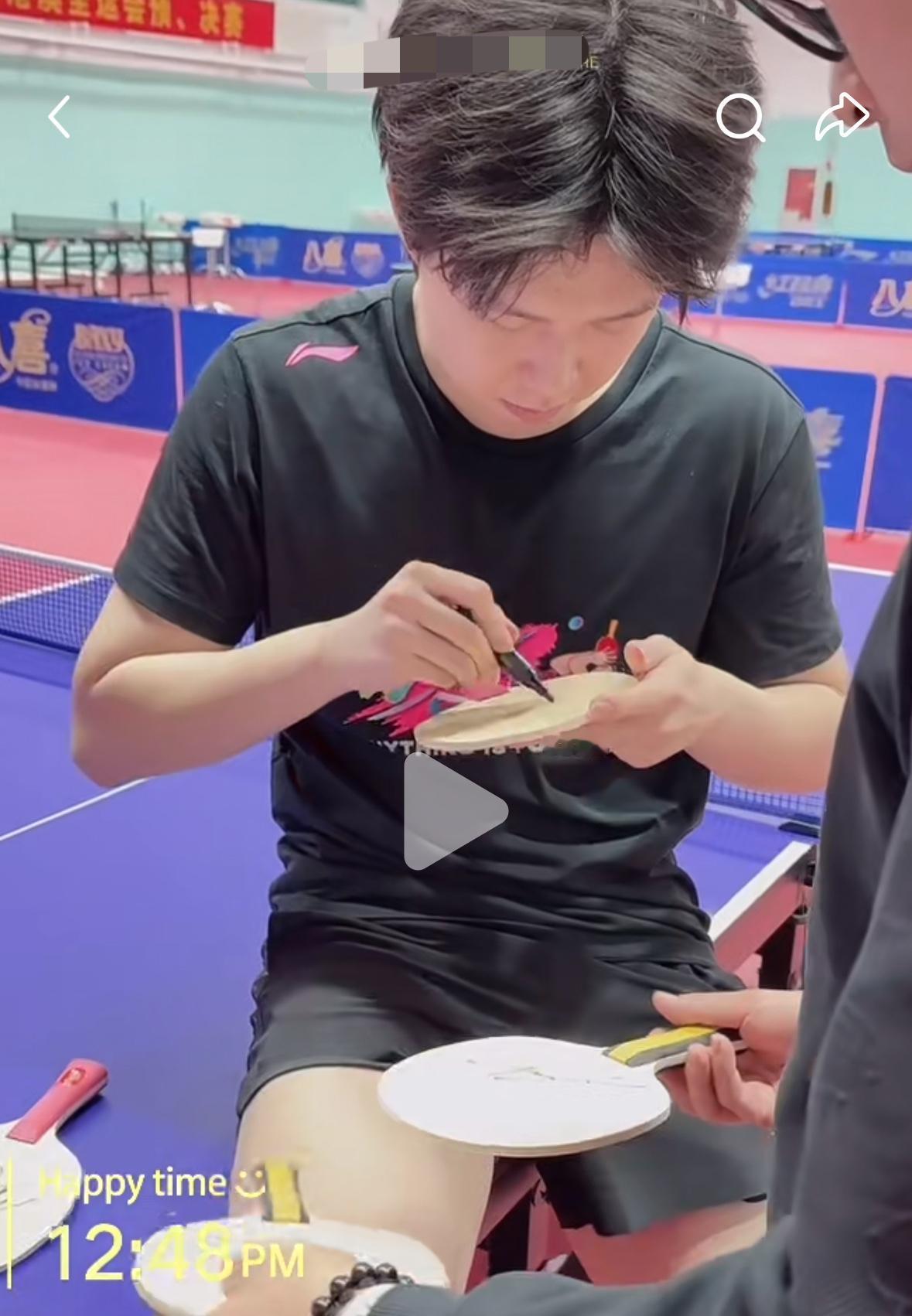 12月22日王楚钦一边康复一边训练体能——状态不错👍球迷朋友放心吧！王楚钦在