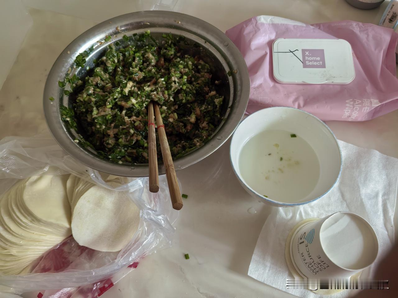今天上午我在包饺子。邻居送过来他父母种的新鲜韭菜，队友看到韭菜的那一瞬间就是说