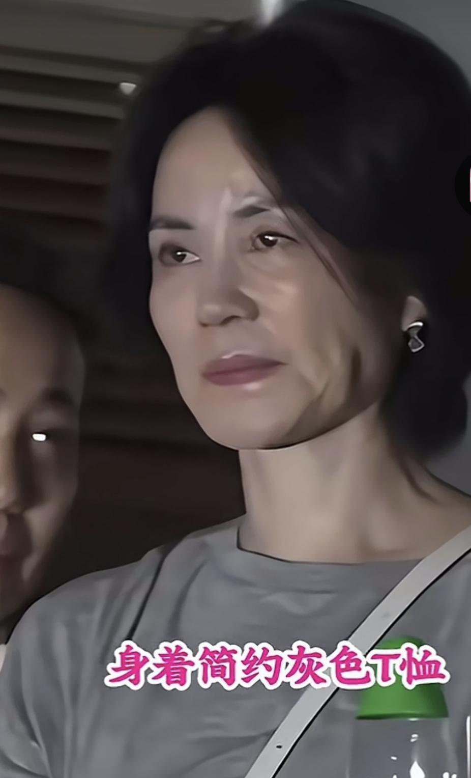 王菲8月22日在那英的演唱会上坐在最后排，以观众的身份出现在台下，素颜穿的也休闲