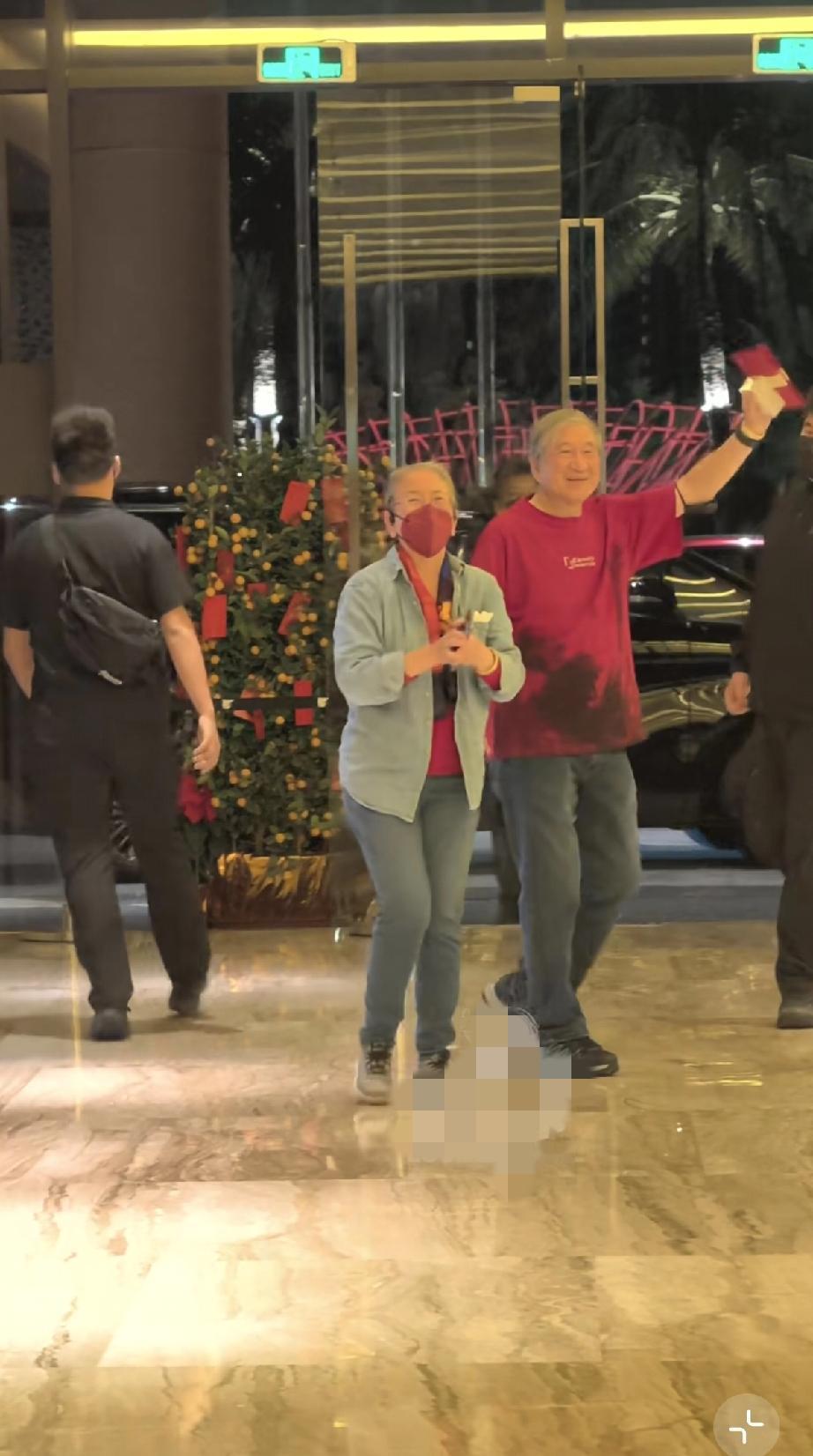 王力宏与父母同框，父母无保镖，自己却一堆保镖!2月8日晚上，王力宏在三亚的演