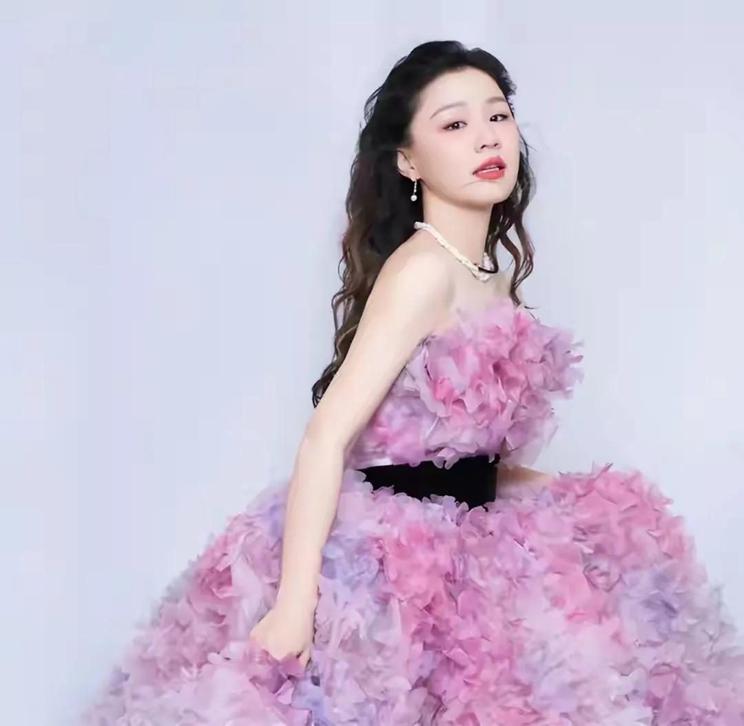 一点都不羡慕金靖其实她还不如普通女孩幸福她都没有时间做月子，10月生11月就