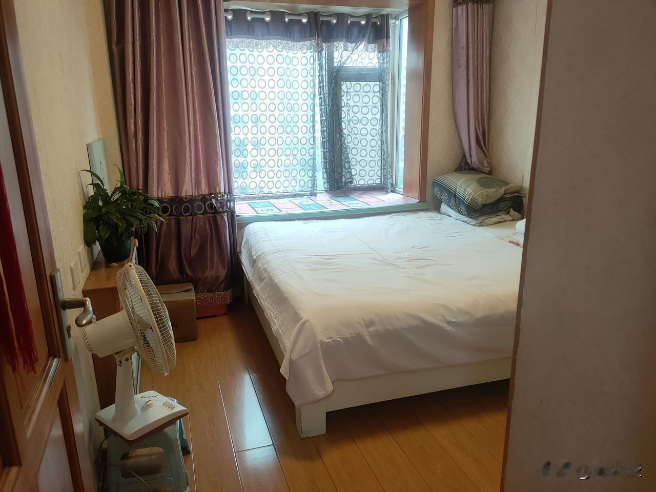 建议物业收费按公摊面积交，这想法挺有道理。现在物业主要服务的是楼道、电梯、绿地这