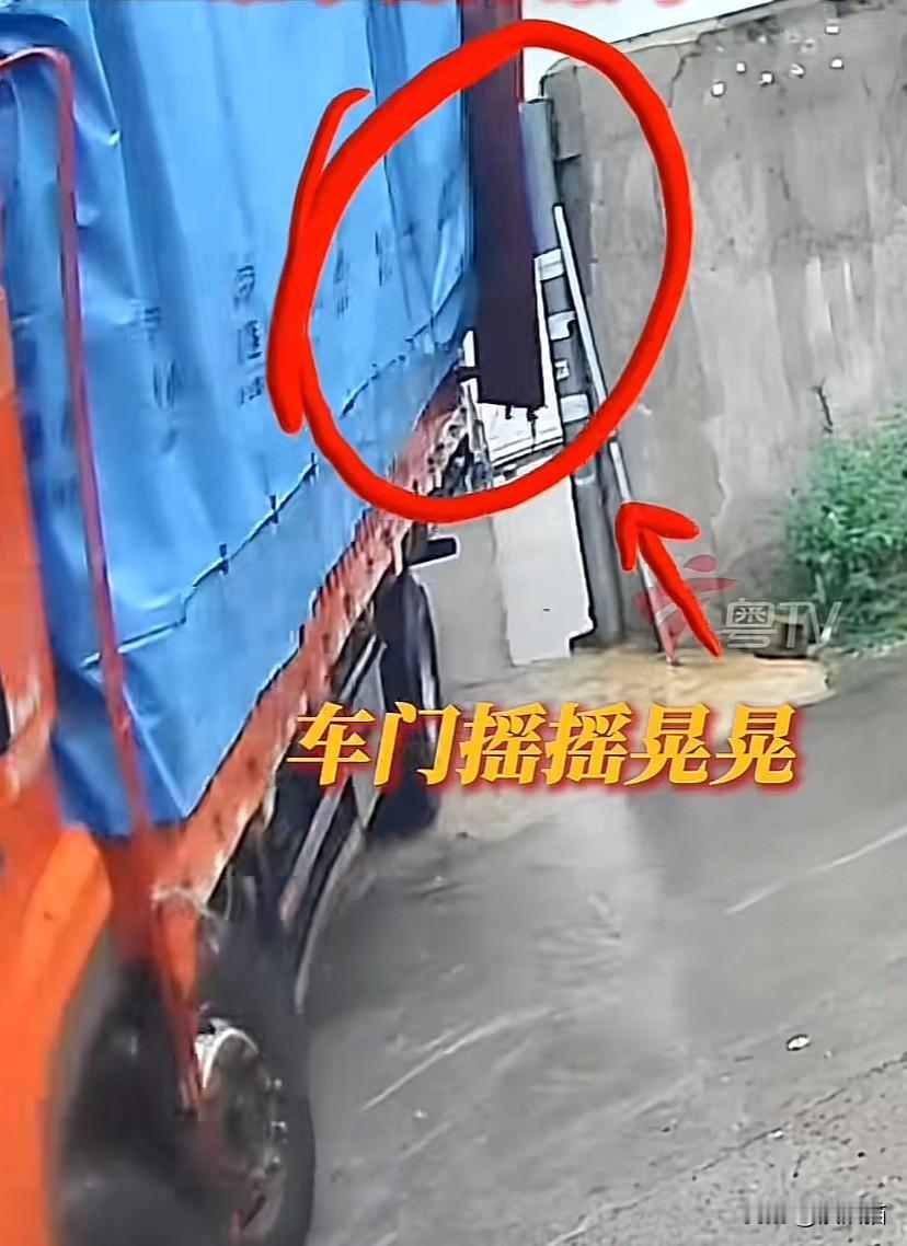 江苏南通，货车未关厢门撞倒院墙砸中百万豪车。司机下车：一看院墙塌了，再看天塌了！