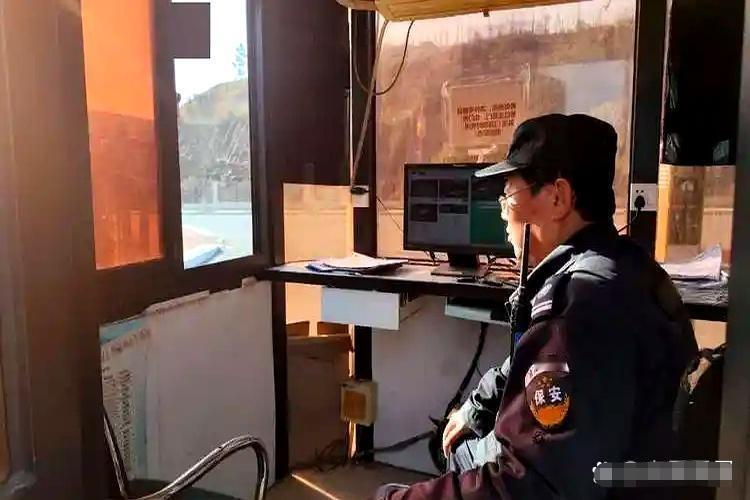 大叔今年已经65，为了补贴家用，减轻子女的经济负担，决定去附近的物业公司干保安！