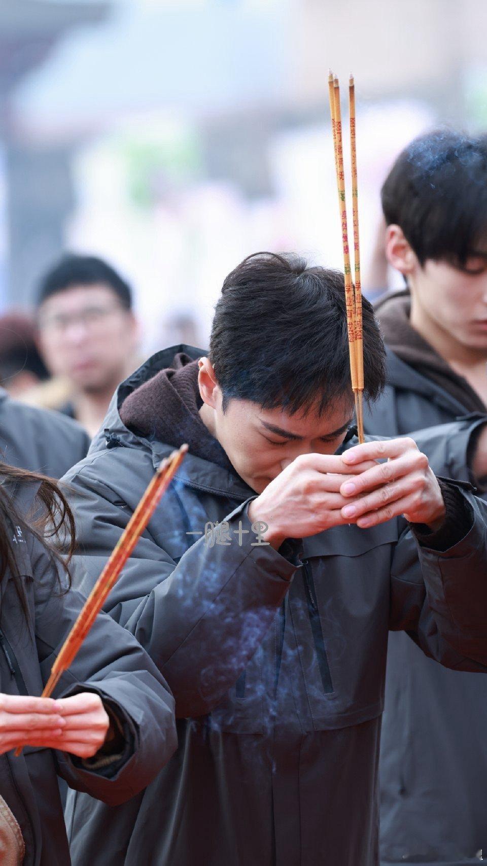 这和直接扑曹骏怀里有什么区别粉丝这视角太绝啦！曹骏抱花互动，镜头直怼胸膛，这哪