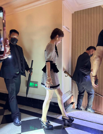 天呐离baby只有一米，肤白貌美