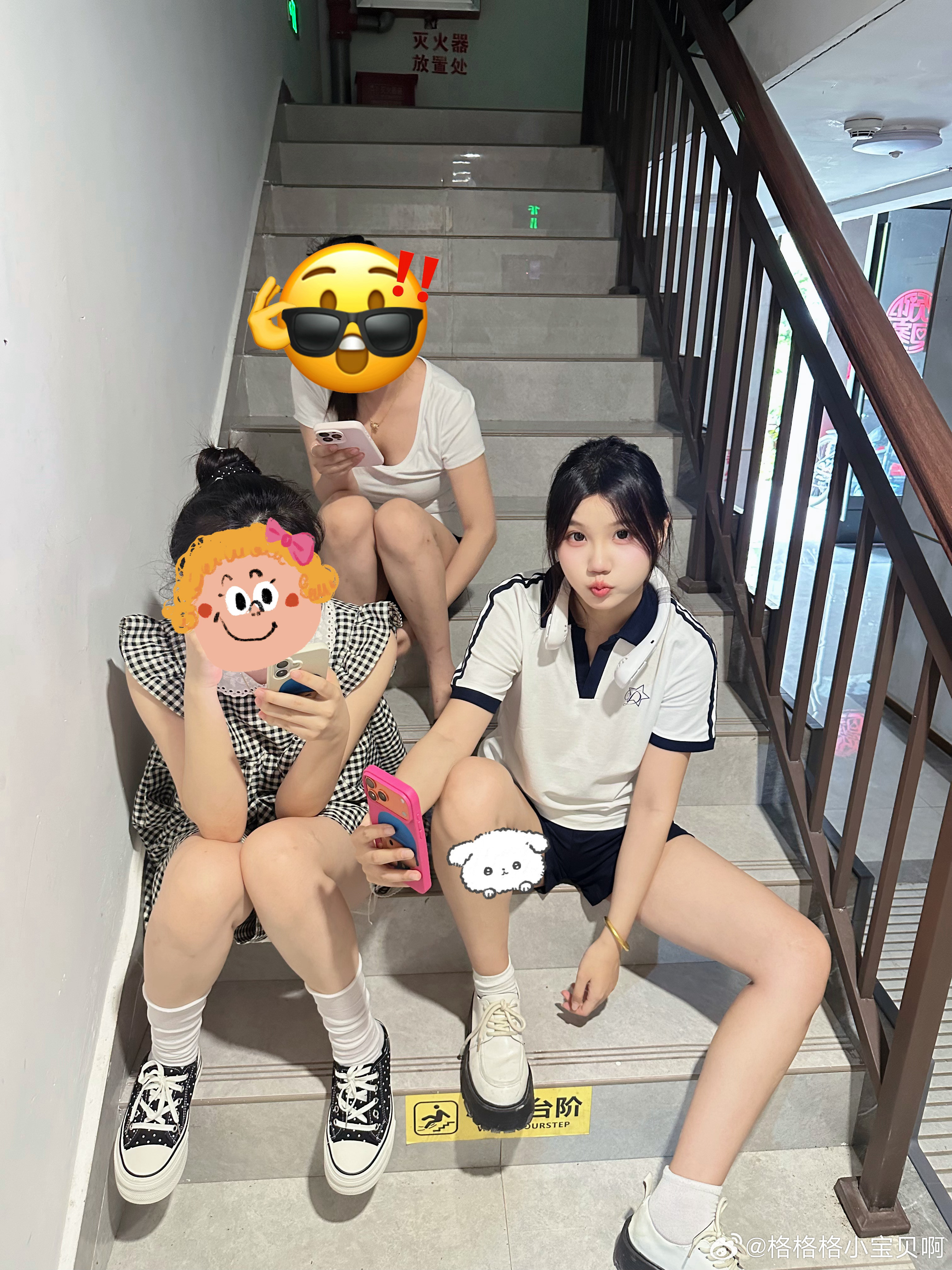 好好笑(ღ˘︶˘ღ)陈姐给我们三拍的我好像扛把子这彪悍的坐姿