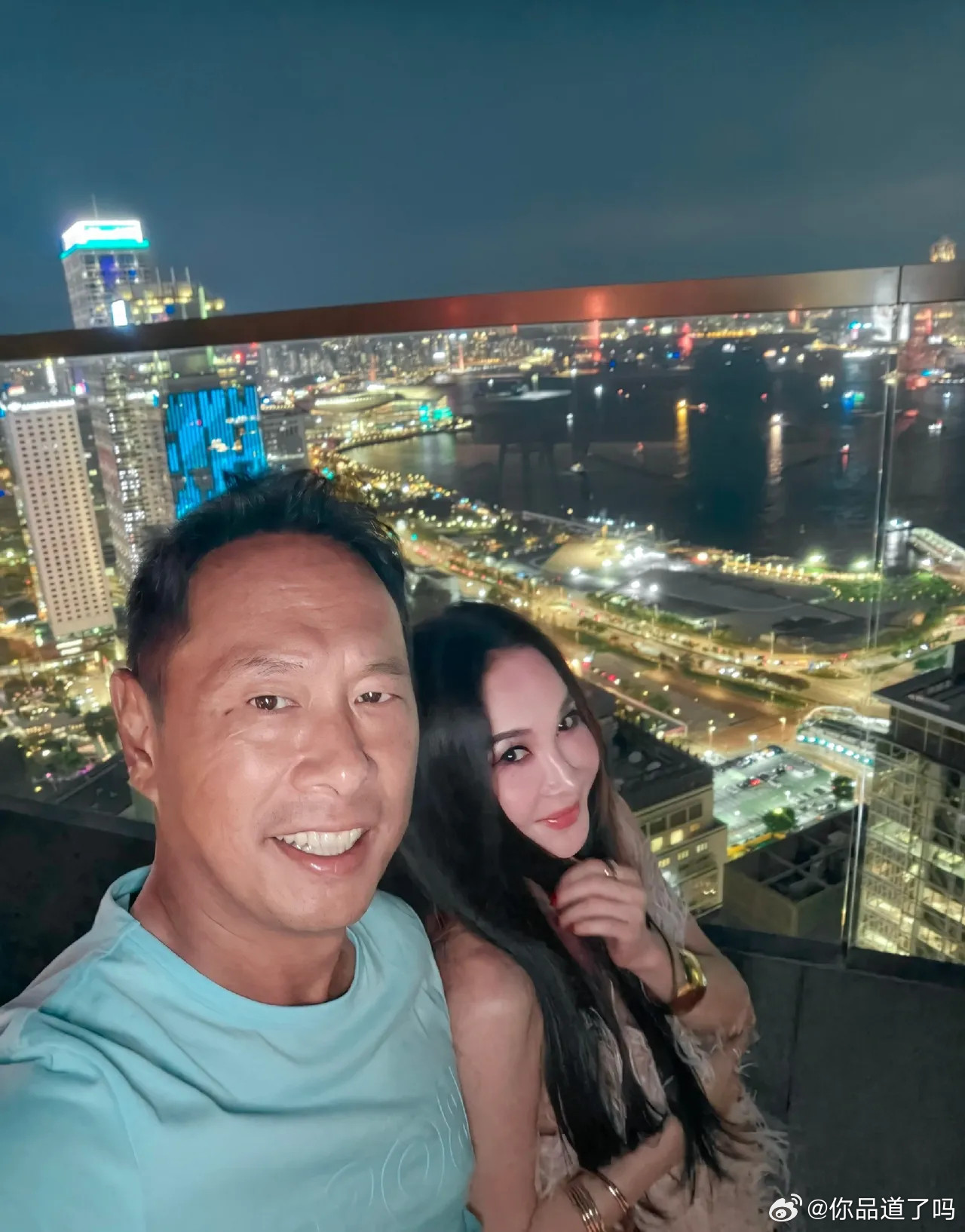 温碧霞庆祝结婚26周年，她和老公真的挺恩爱的！有一说一，女明星嫁豪门，大部分还是